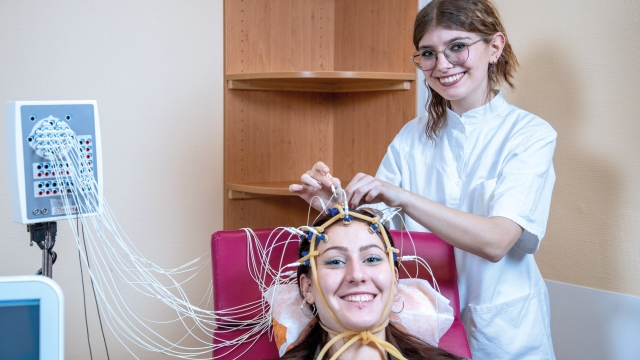 Neurologische Untersuchung mit EEG-Elektroden