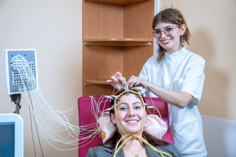 Neurologische Untersuchung mit EEG-Elektroden